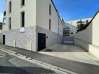  Parking / Garage à louer 