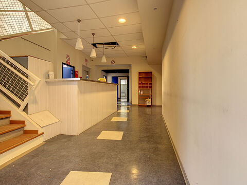  A Vendre, Local Commercial 300m², Parcelle 406m² 