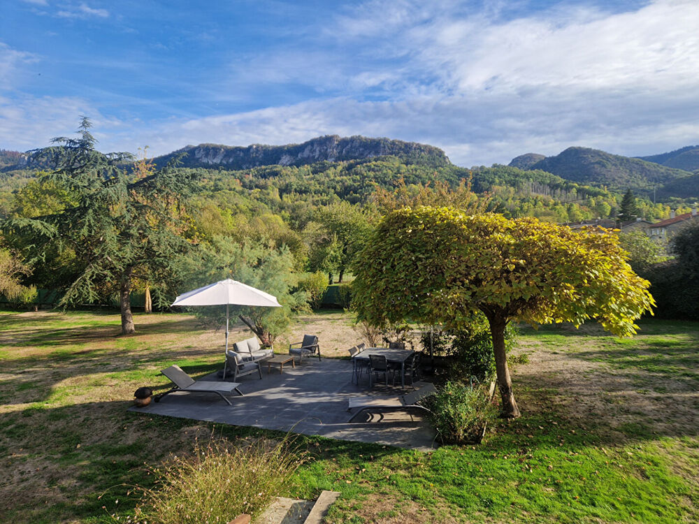 Vente Maison Villa dans village avec commerces , piscine , beau terrain bordé par une rivière Belesta