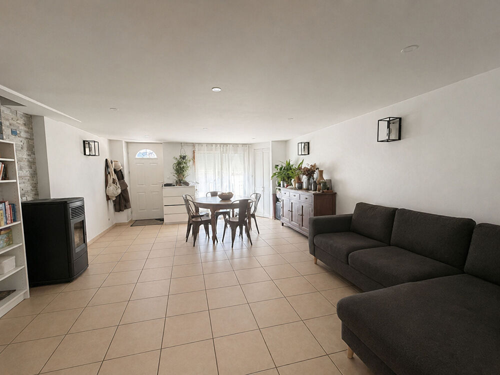 Maison en pierre mitoyenne avec cour, jardin clos, terrasse et garage