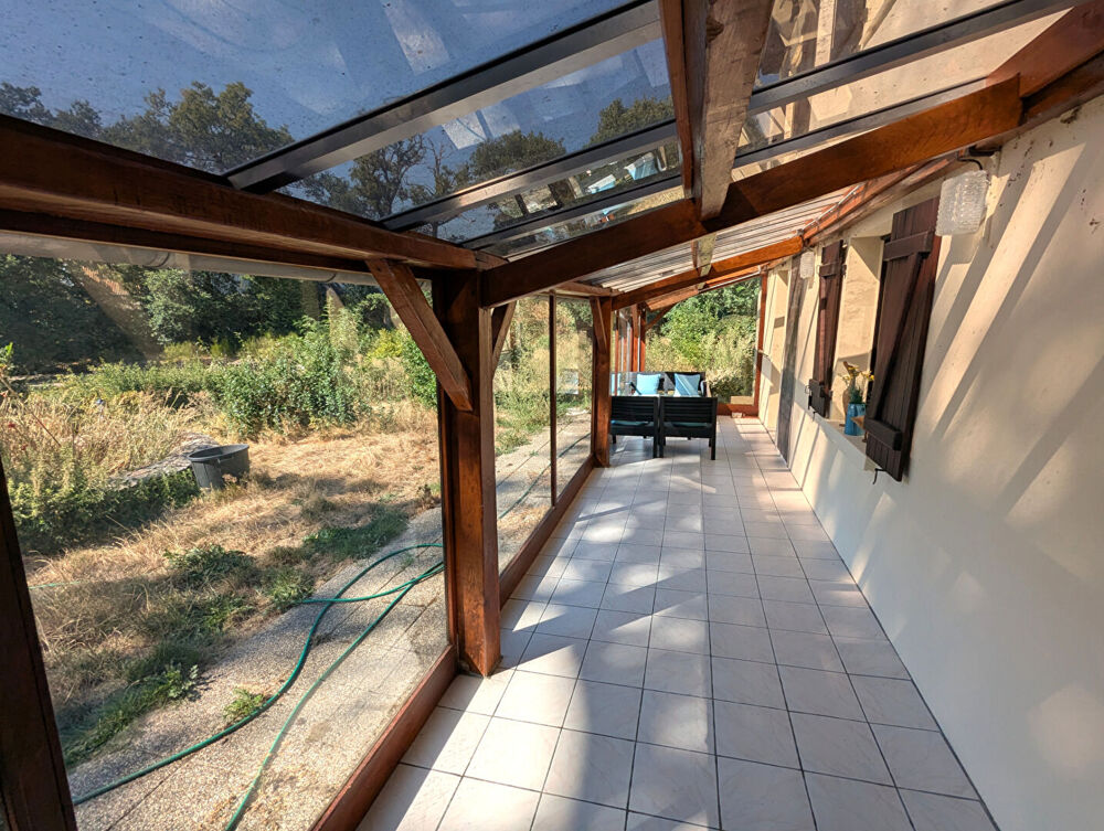 INDRE - Maison avec sous-sol, véranda et étang, dans un hameau rural accueillant.
