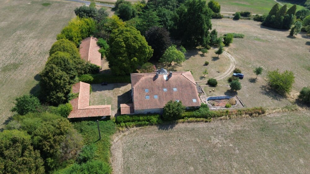 Demeure de caractère du XVIIIe siècle sur 2,16 hectares aux portes de Chalais