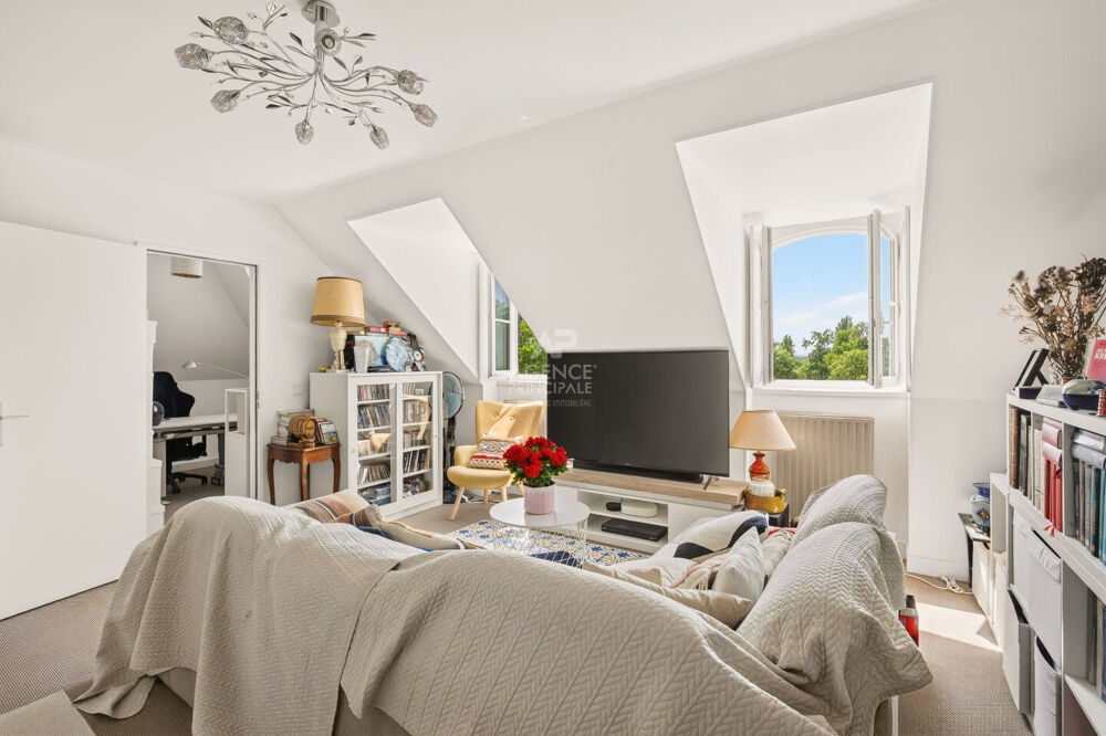 Vente Appartement Versailles Parc appartement 4 pièces 96 m² au sol (85.97 m² carrez) situé au3ème et dernier étage avec ascenseur, cave et deux p Versailles