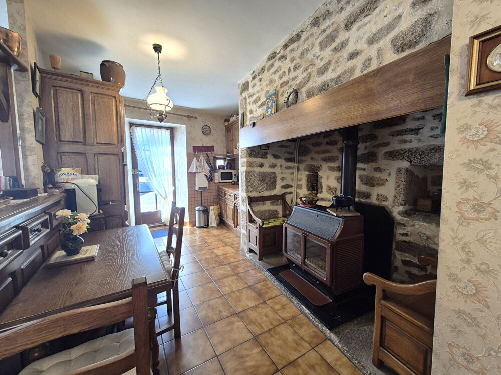 Vente Maison CORRÈZE. SAINT-AUGUSTIN. Maison en pierre avec 4 chambres, garage et jardin à l'arrière. Saint augustin
