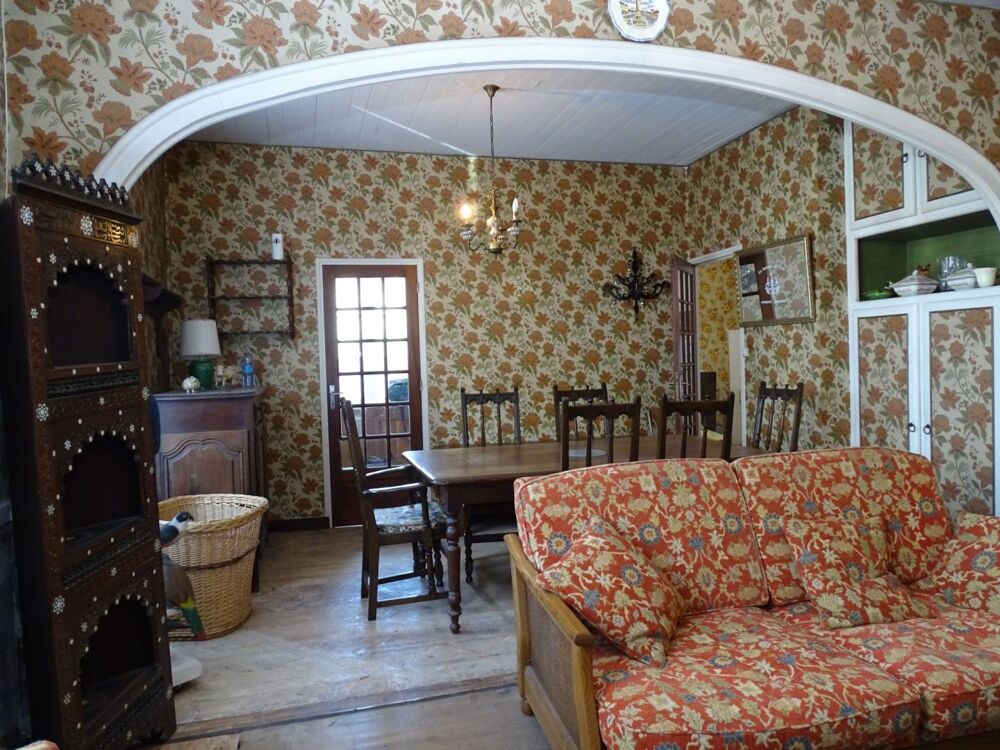 COTES D'ARMOR Saint Nicolas du Pélem, maison mitoyenne de 7 chambres au centre du village