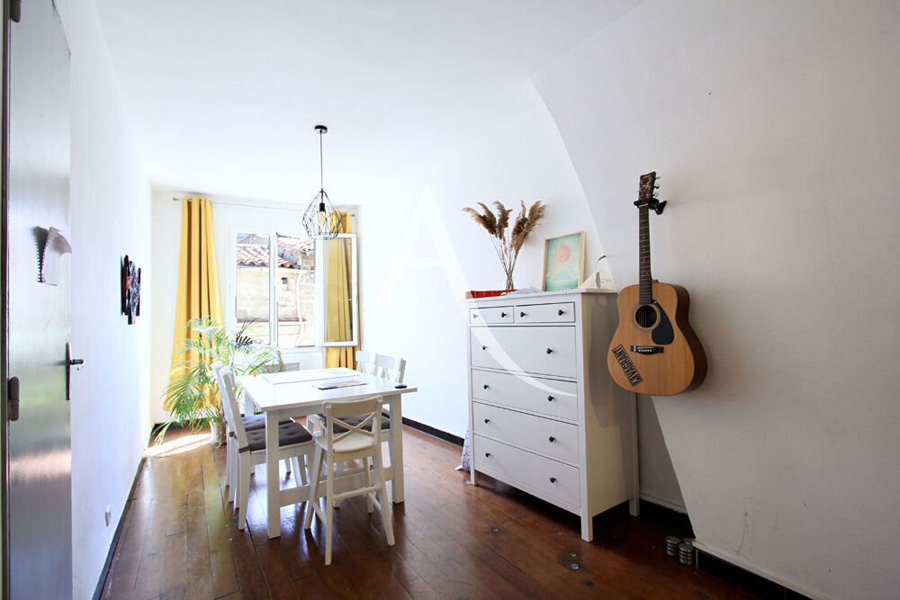 Location Appartement BEAU T4 NON MEUBLÉ de près de 100 m2 au 3e étage sans ascenseur en plein coeur de MONTPELLIER Montpellier