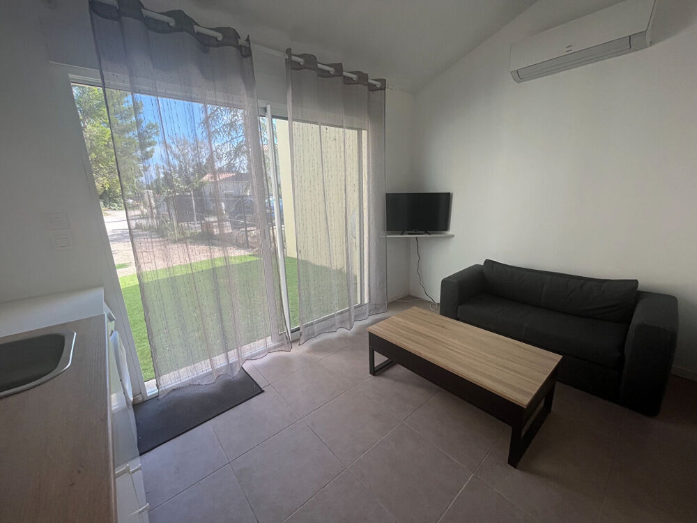 Vous cherchez à louer un studio meublé avec extérieur en campagne mais proche de la ville à Barbentane ?