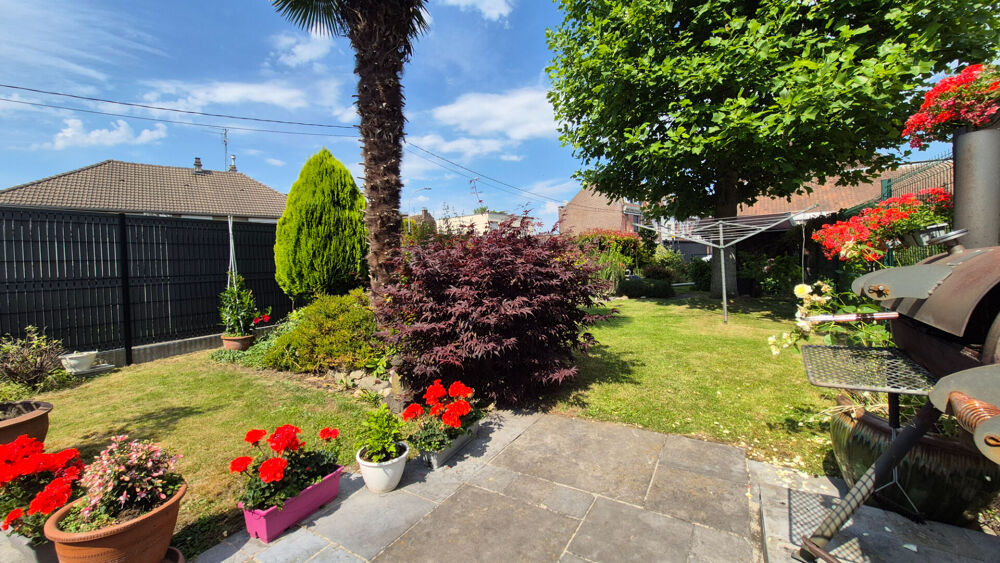 Maison avec jardin, garage 2 voitures + 2 places de parking privatives, 3 chambres.