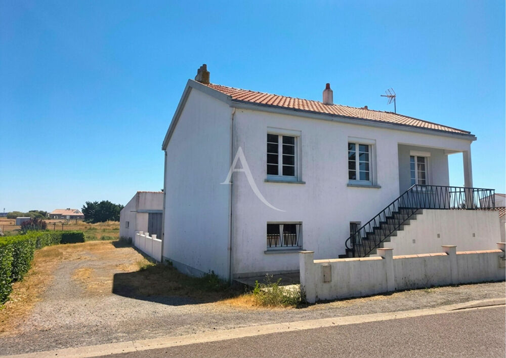 Maison familiale avec double garage et fort potentiel.