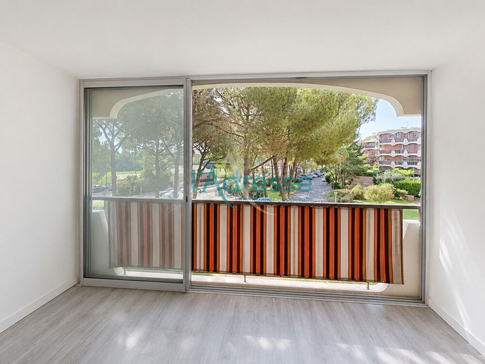 COUP DE COEUR ! Agréable studio avec parking en sous-sol et une cave !