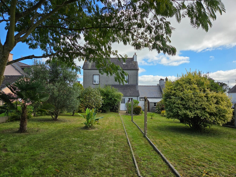 FINISTÈRE : Châteauneuf du Faou. Grande maison de ville de 4 chambres avec garage et jardin.