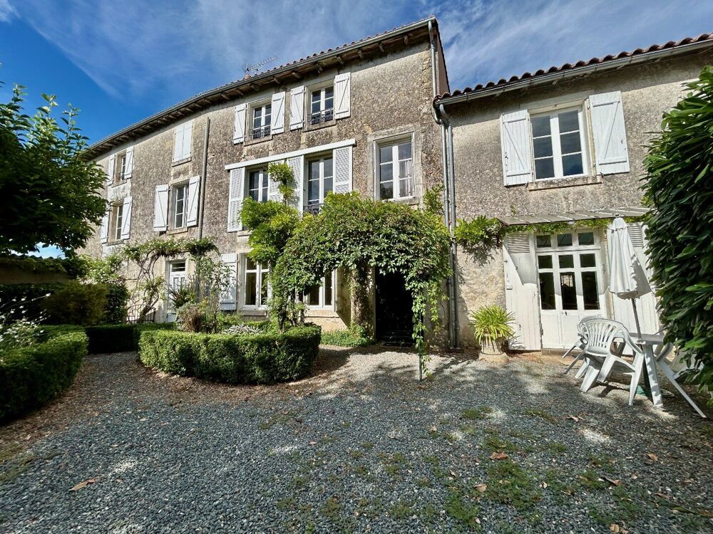 Élégante maison de ville au coeur du village historique de La Mothe-Saint-Héray