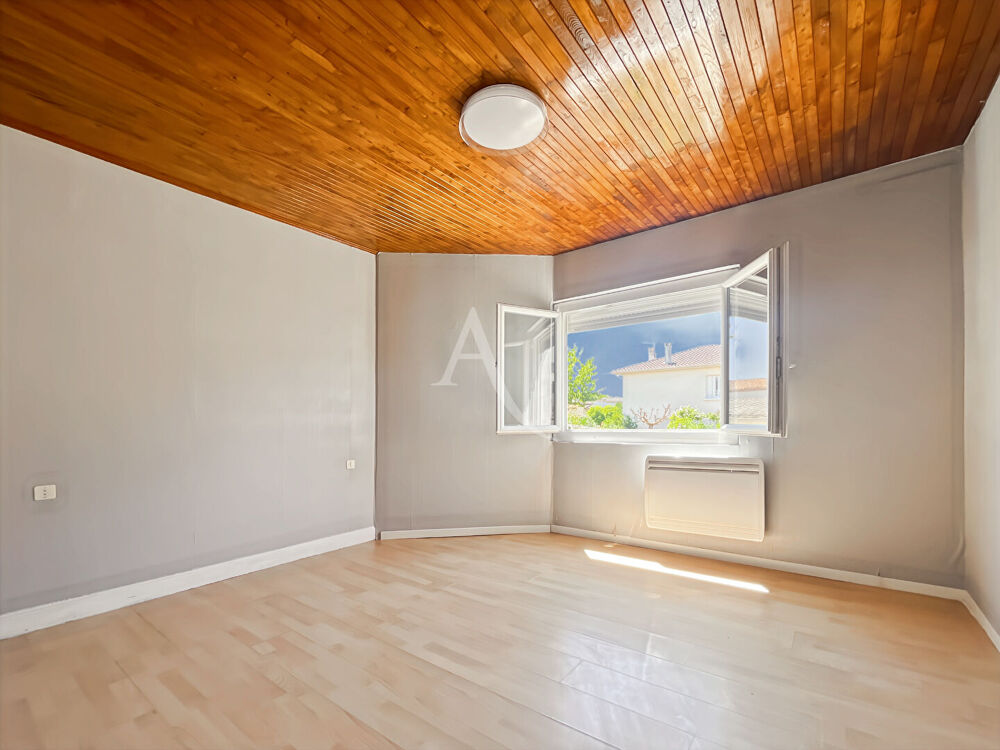 Maison en centre bourg avec toutes commodités à pied.