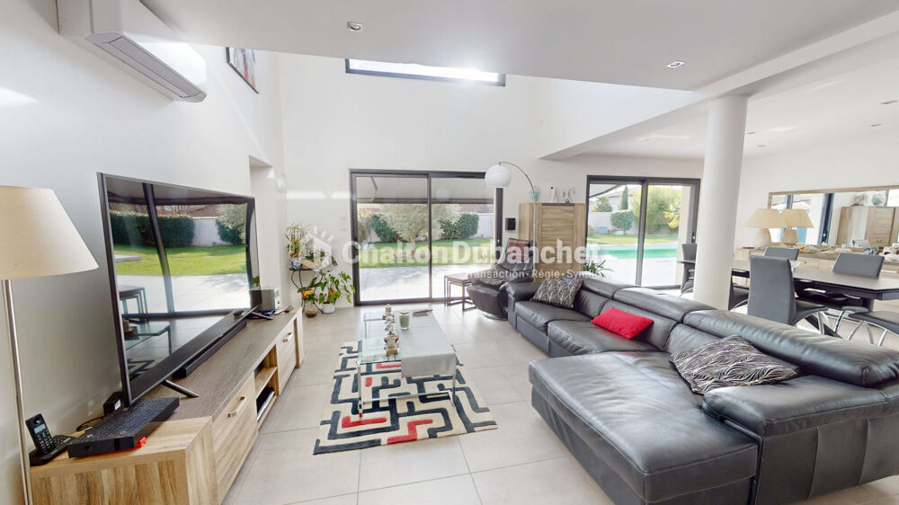Vente Maison Aux portes de Roanne Superbe Villa contemporaine 8 pièce(s) 200 m2 avec piscine et jacuzzi Saint leger sur roanne