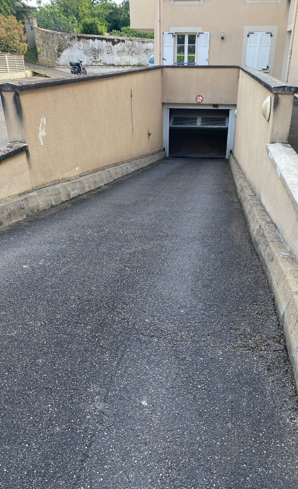 Location Parking/Garage À LOUER - PLACE DE PARKING EN SOUS SOL - MENNECY Mennecy