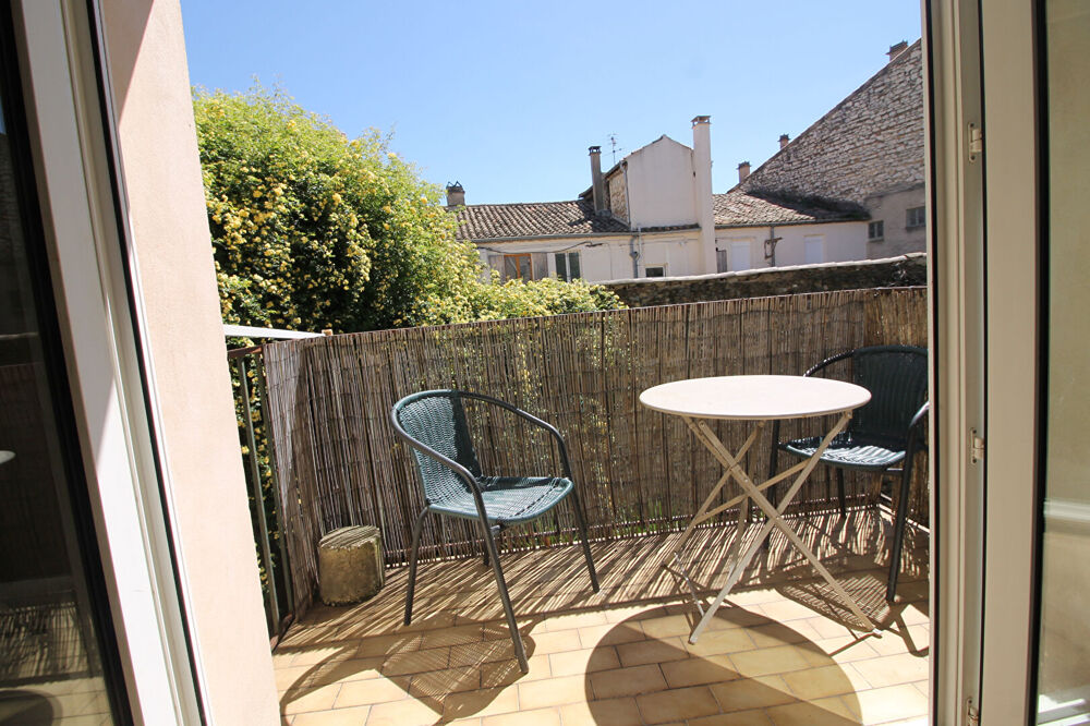NIMES CENTRE VILLE Bel appartement rénové P2 bis en duplex de 53m² avec balcon 2ème et dernier étage.
