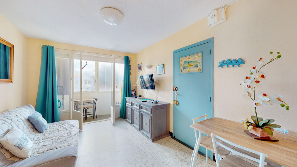 NARBONNE-PLAGE (PORT). Appartement T2 avec loggia. Parking extérieur public.