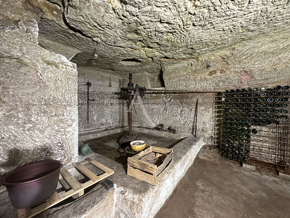 CAVE TROGLODYTE AVEC EXTÉRIEUR ET STATIONNEMENT !
