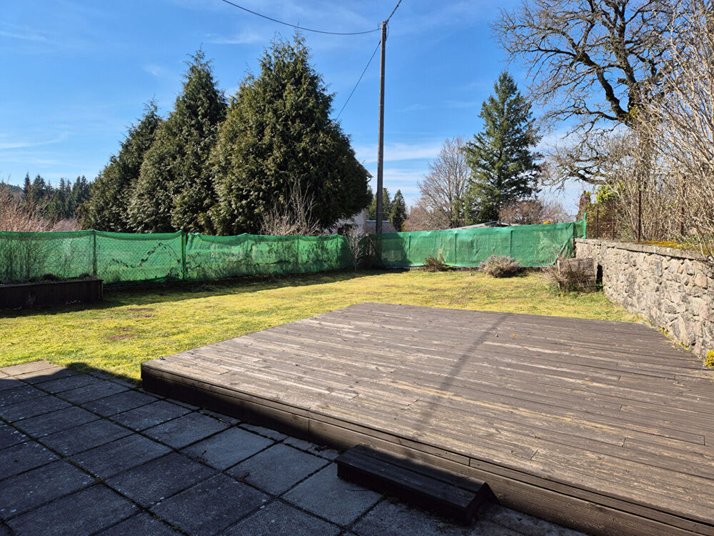 Vente Maison CORRÈZE. Proche MEYMAC. Maison en parfait état comprenant 3 chambres, 2 garages et un jardin de 362 m². Chavanac