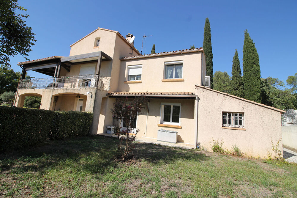 NIMES PROCHE CENTRE VILLE très belle villa en R+1 avec deux appartements P3 et P4.Piscine.Terrain 1127m².