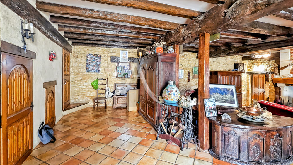 Maison en pierre atypique dans un hameau