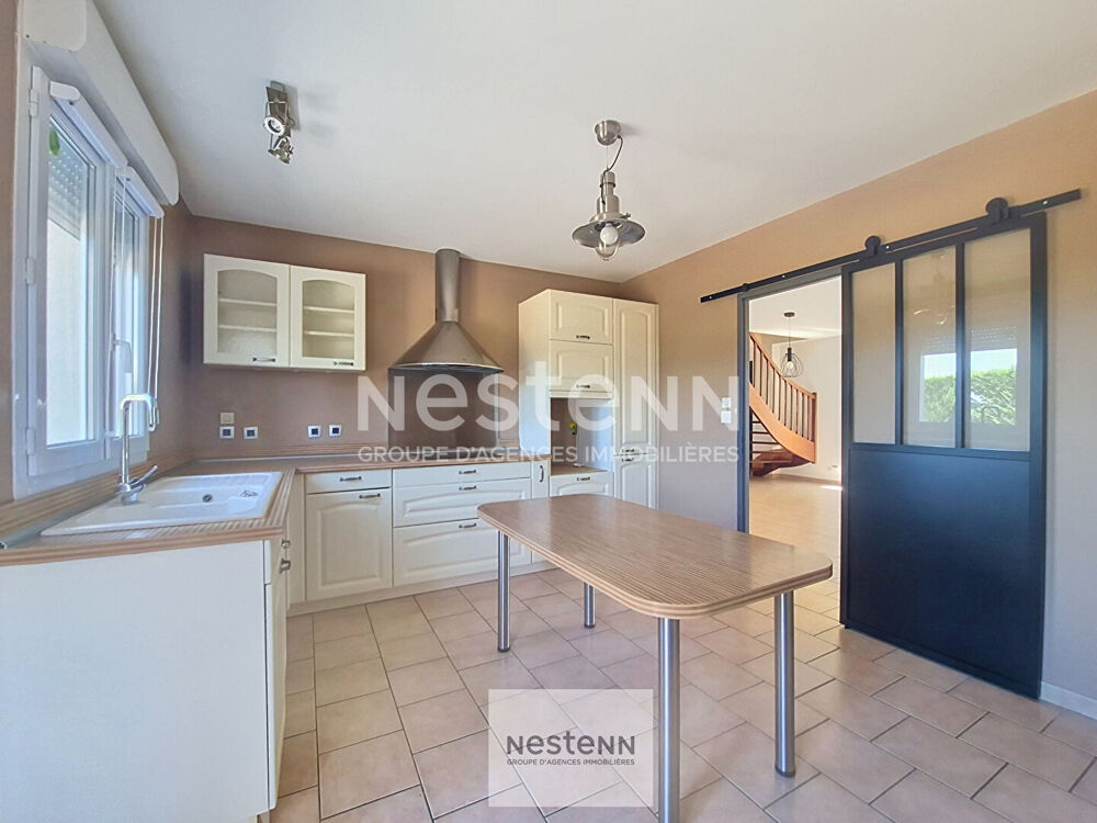 LARCAY : Spacieuse maison familiale avec 5 chambres et jardin.