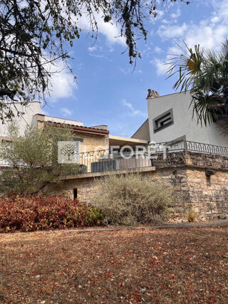 Vente Maison Mercués 10 mn de Cahors Maison d'architecte sur 7000m² de terrain. Mercues