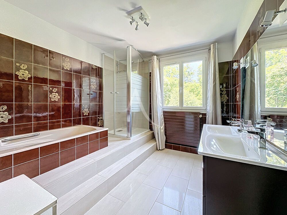 Vente Maison Maison sur la commune de Germiny l'Êveque - 260 m2 - 5 chambres -  jardin de 3133 m² - piscine. Germigny l eveque