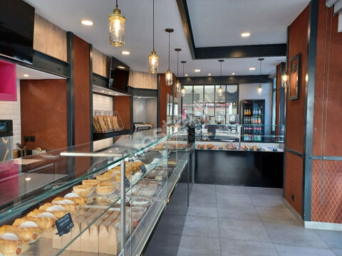   Snacking/ boulangerie . Belle Opportunité Centre-Ville + Logement . Fort passage étudiant et touristes 