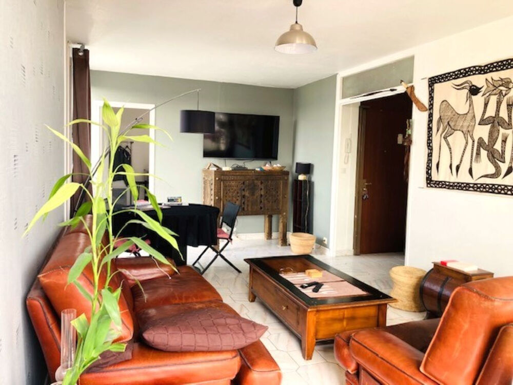 Lumineux appartement T4 de 78m² avec balcon, vue dégagée, place de parking privative - Bron