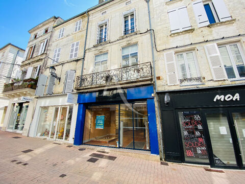 Immeuble  avec commerce à Saintes , rue piétonne. 314000 17100 Saintes