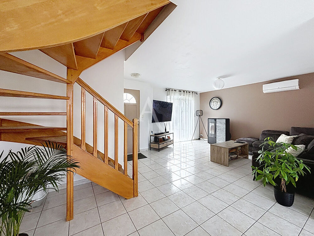 Vente Maison Maison La Roche Neuville 6 pièce(s) 151.60 m2 Loigne sur mayenne