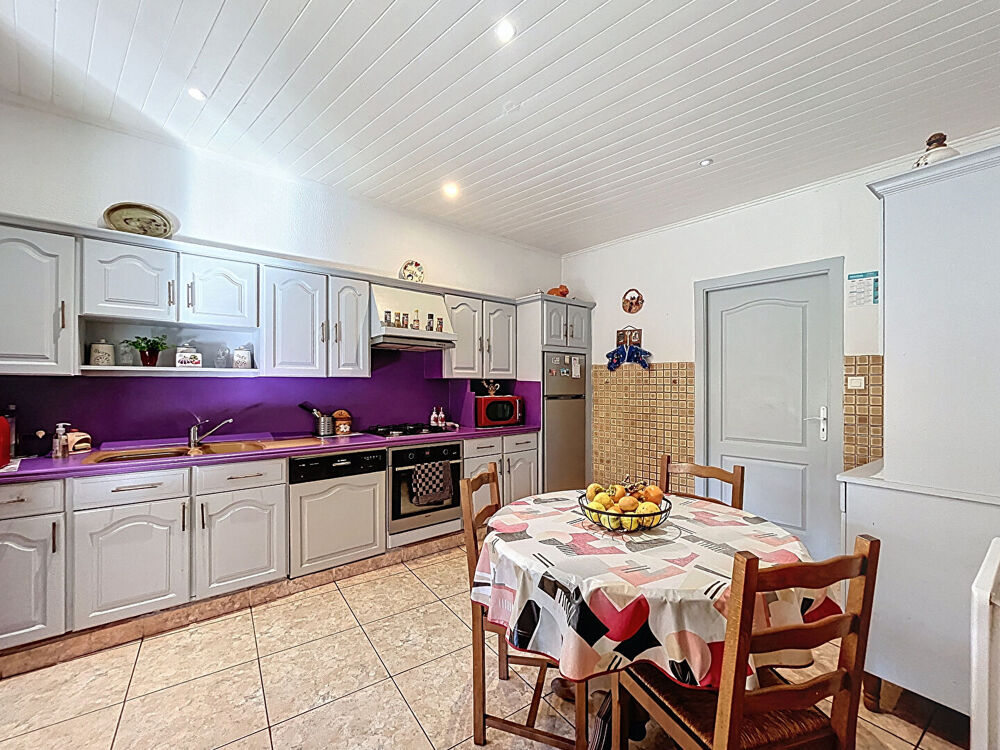 Maison de rue sur 2 étages avec 2472 m² de terrain