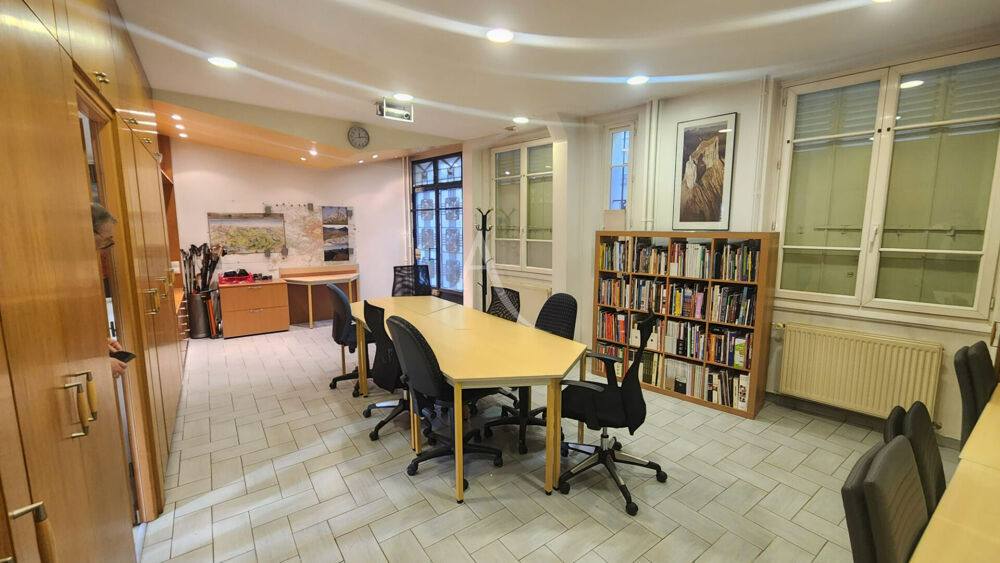   Bureaux commerciaux ou professionnels 63 m² + cour privative3 Paris 12
