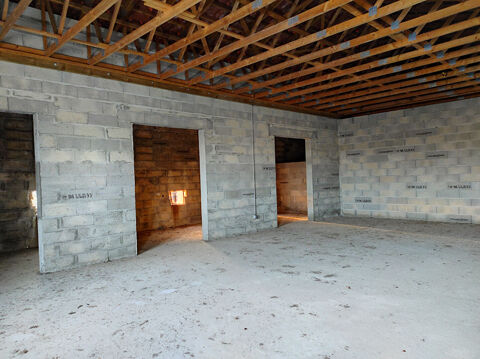   A vendre 3 entrepôts et 600 m2 bureaux à Coutras 