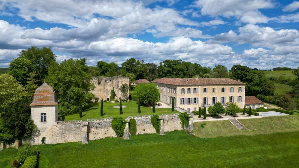 Vente Villa Magnifique domaine comprenant : le manoir (« le château ») vestiges d'un château médiéval, une folie, 2 maisons d?amis, la maiso Montreal