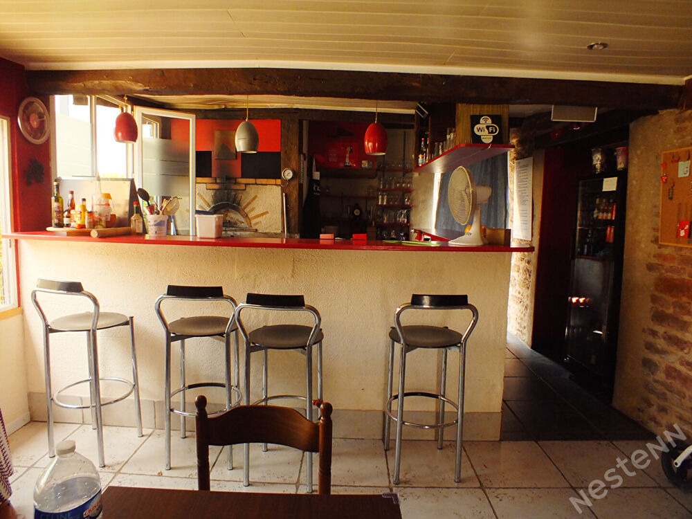 Maison en pierre avec commerce restauration