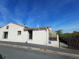 Vente Maison Maison en pierre avec garage et chai avec son grand terrain, à rénover. Moeze