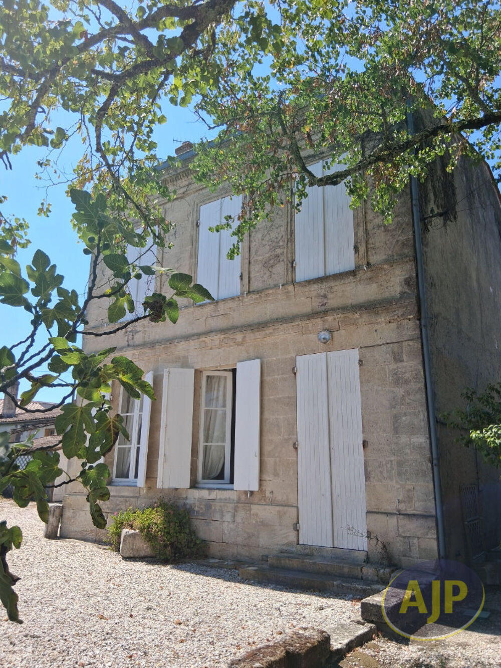 Ensemble de biens avec une piscine