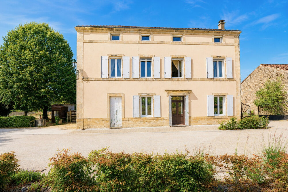 Baisse de prix - Superbe grande maison de village avec dépendances et grand jardin