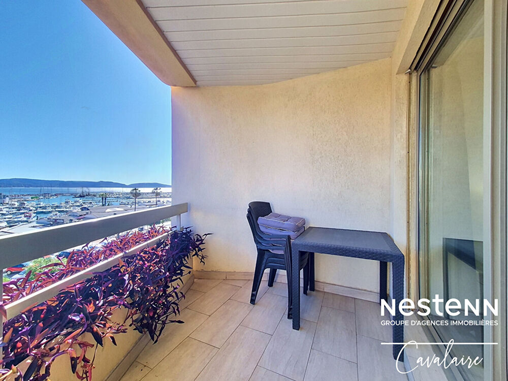 PROCHE PORT ET PLAGES - Appartement excellent état d'environ 28,5 m² au dernier étage avec vue mer