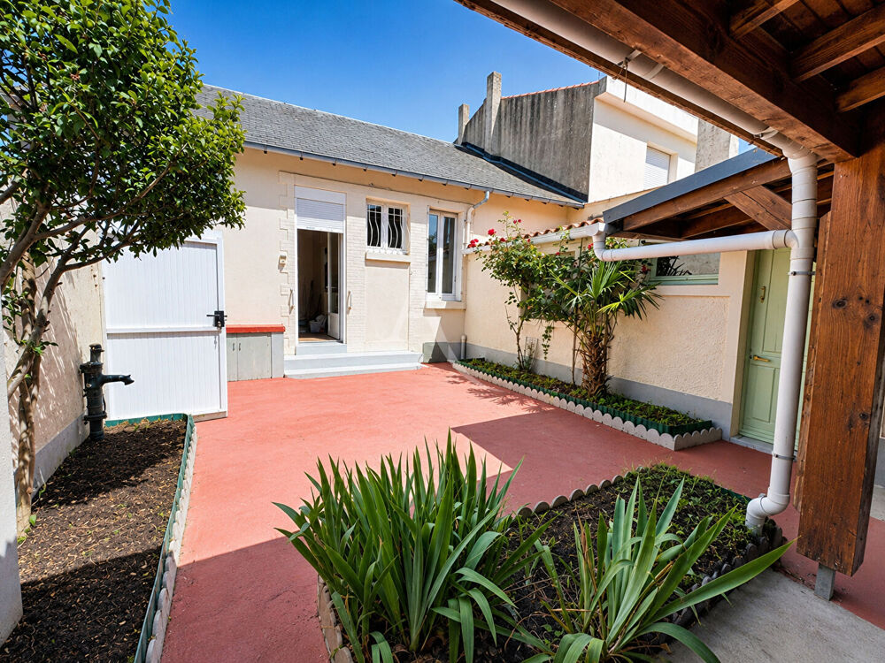 Vente Maison Maison  authentique Sablaise  en centre -ville de 94 m2 avec cour et stationnement Les sables d olonne