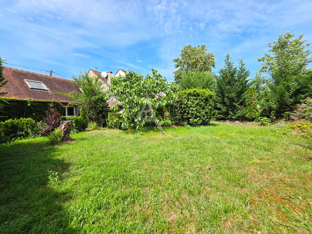 Maison de village 3 chambres à rénover avec grand garage et dépendances - Terrain clos et arboré