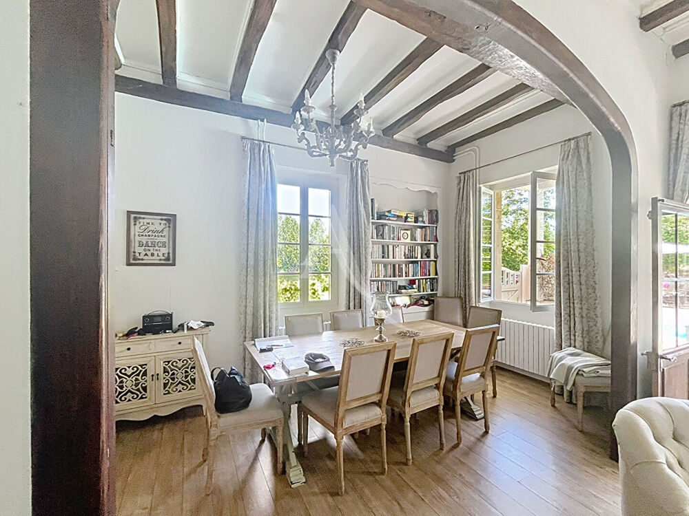 Élégante maison en pierre avec vue dégagée sur la rivière, piscine