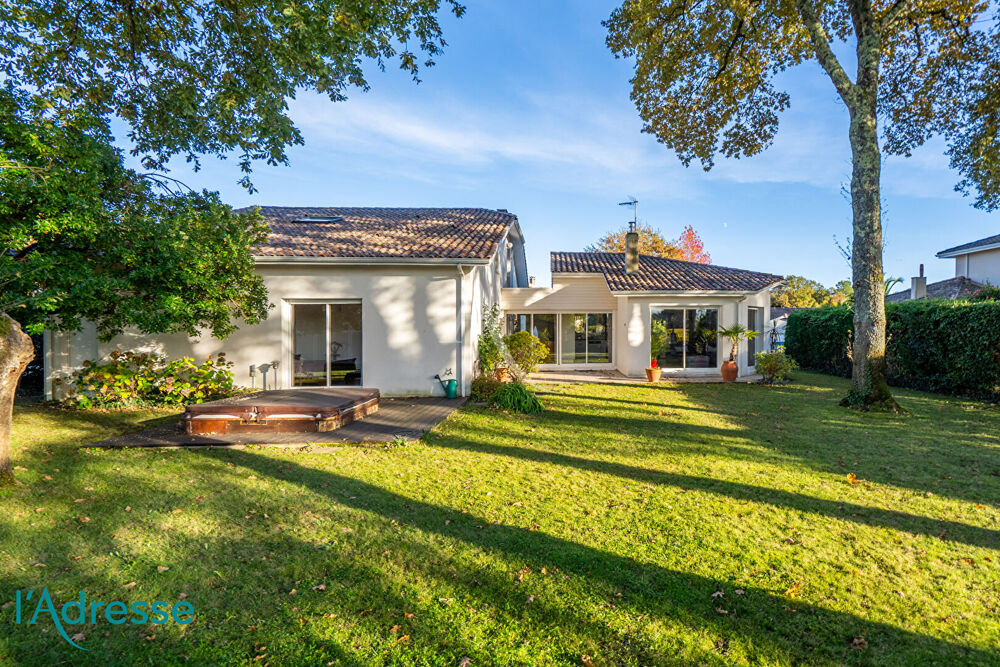 GRADIGNAN - Très belle maison d'architecte avec magnifique jardin et garage