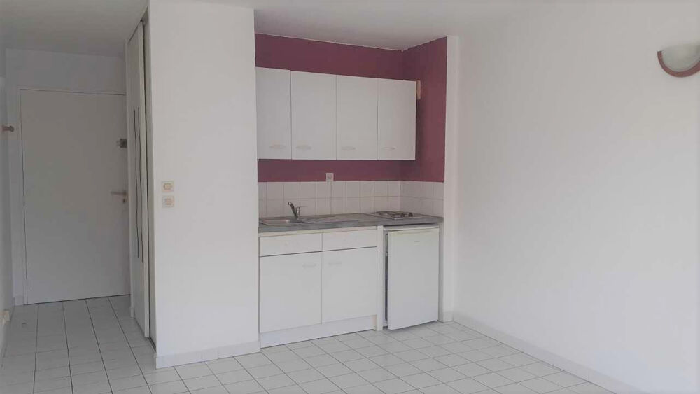 NIMES CENTRE/LYCEE DHUODA - RUE HENRI IV - STUDIO 21.32 M2 AU 1ER ETAGE