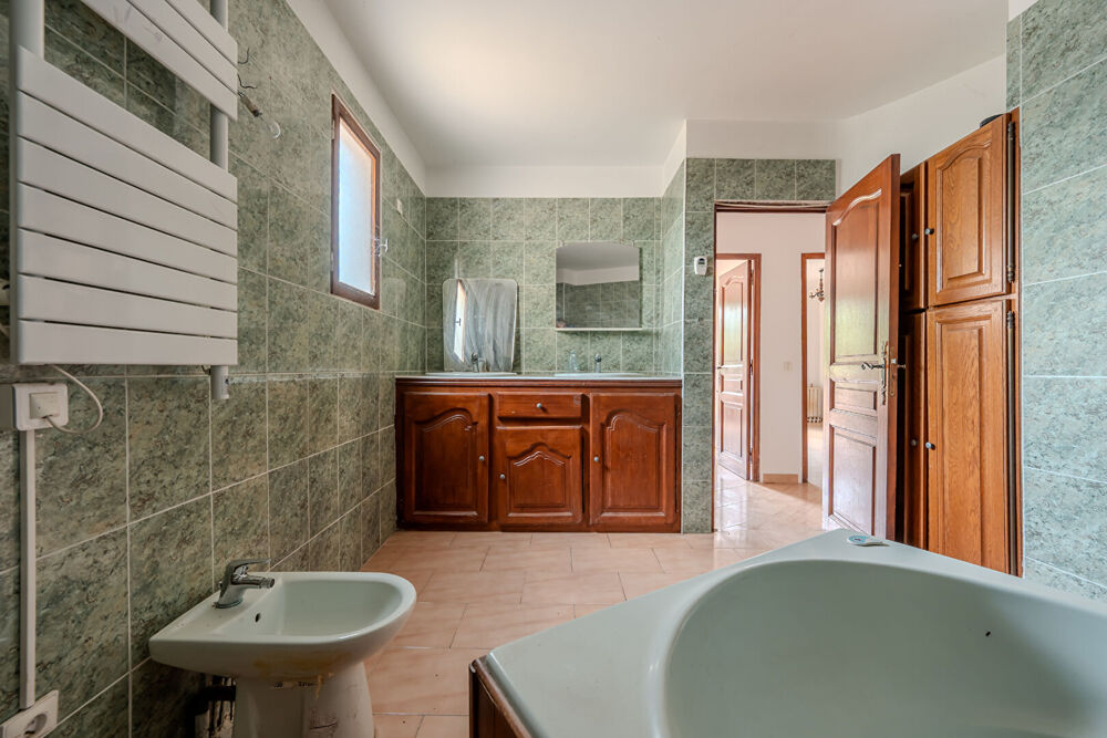 Vente Maison Propriété de 523 m² à rénover, terrain plat  5900m² à 15min d'Aix en Provence Meyrargues
