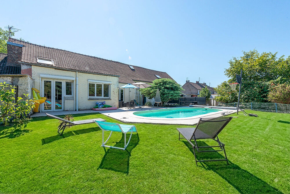 Spacieuse longère avec piscine sur 2301 m²