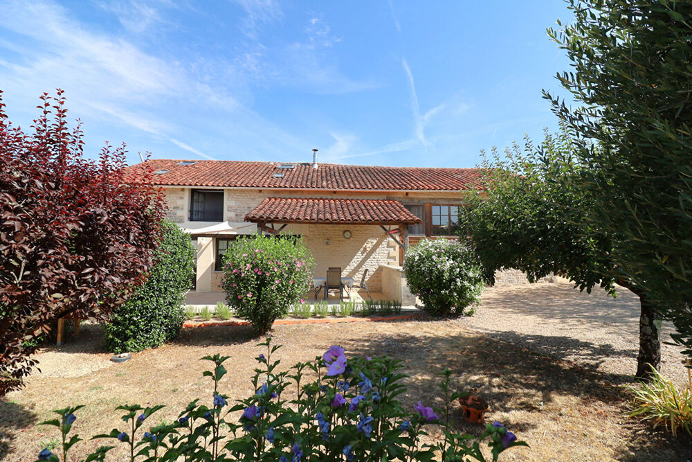 Maison de village rénovée | 3 chambres avec salle d'eau privative | Village recherché