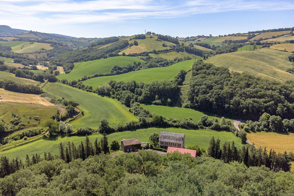 Hameau Privé en Sud-Aveyron : Un Domaine, Mille Possibilités.
